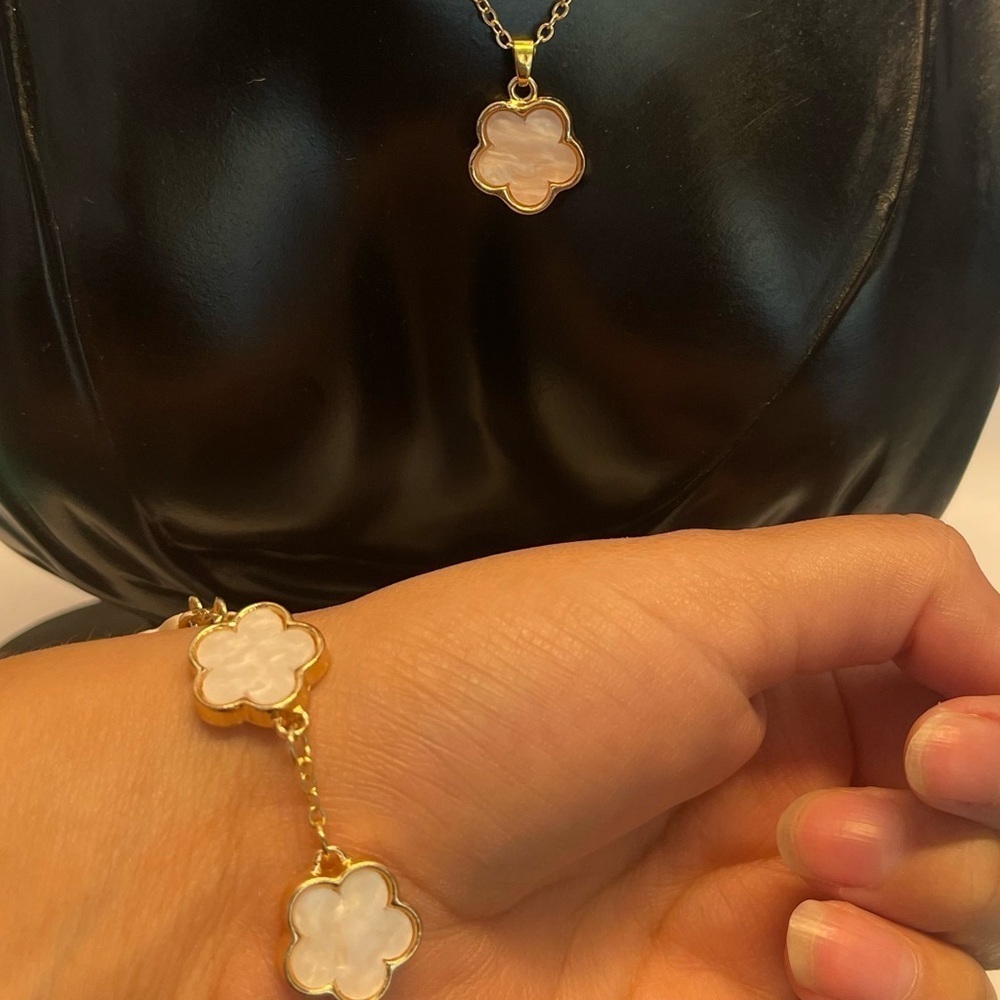 Gold tone flower necklace and bracelet set - Picture 3 of 6